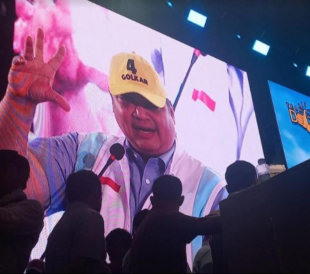 "Siap? Siap menangkan Prabowo-Gibran? Siap?," tegasnya.