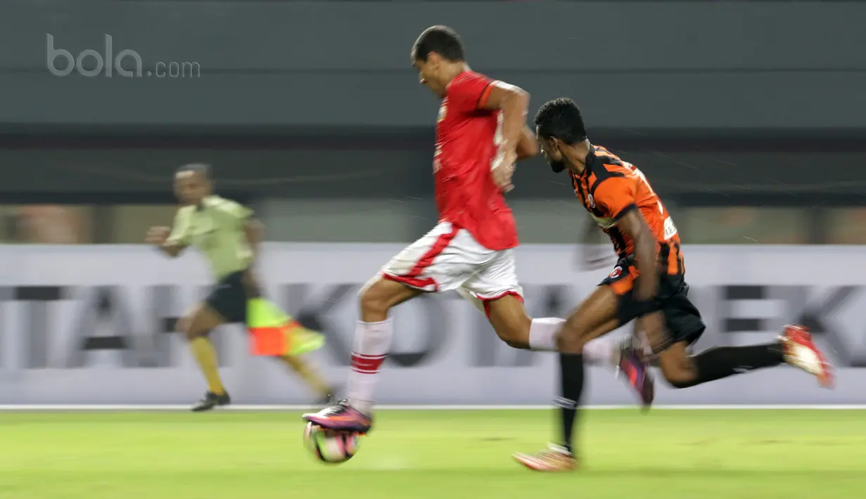 Pemain Persija Jakarta, Bruno Lopes (kiri) melewati adangan pemain Perseru Serui pada laga Liga 1 2017 di Stadion Patriot, Bekasi, Selasa (13/6/2017). Persija menang 3-0. (Bola.com/Nicklas Hanoatubun)