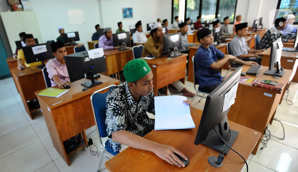 Aktivitas santri saat kegiatan belajar dalam kelas di Pesantren Teknologi Informasi dan Komunikasi (PeTIK) di Rangkapan Jaya, Pancoran Mas Depok, Jawa Barat, Senin (31/10/2022). Setiap tahunnya  50  santri dari seluruh Indonesia belajar secara gratis mengenai komputer, program dan jaringannya di  Pesantren Teknologi untuk dhuafa ini yang sumber pendanaannya berasal dari potongan gaji karyawan PLN dan dikelola Yayasan Baitul Maal (YBM) PLN. (merdeka.com/Arie Basuki)