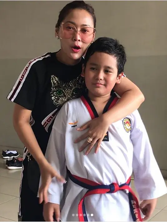 Yang belum lama ini, Inul bersama suami, terlihat cuek saat makan disebuah ruangan sambil menunggu anaknya yang sedang ujian kenaikan tingkat taekwondo. Keeduanya terlihat lahap saat makan bubur ayam yang dibungkus. (Instagram/inul.d)