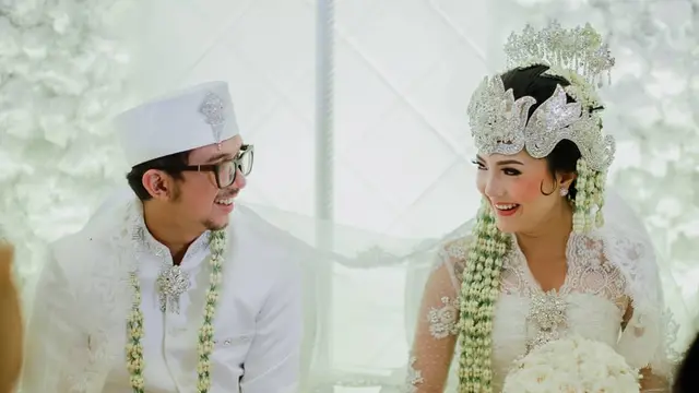 [Bintang] Walau Tomboy, Dandanan Akad Nikah Poppy Sovia Ini Bikin Pangling