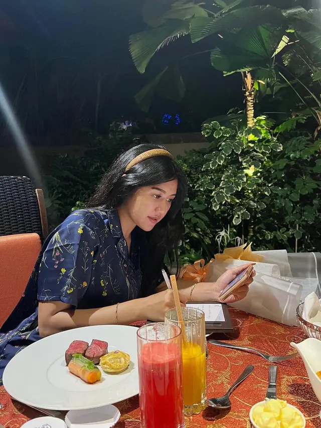 Erina Gudono dan Kaesang Pangarep Kenakan Piyama untuk Dinner Romantis, Tampilan Bareface dan Rambut Indah Jadi Sorotan