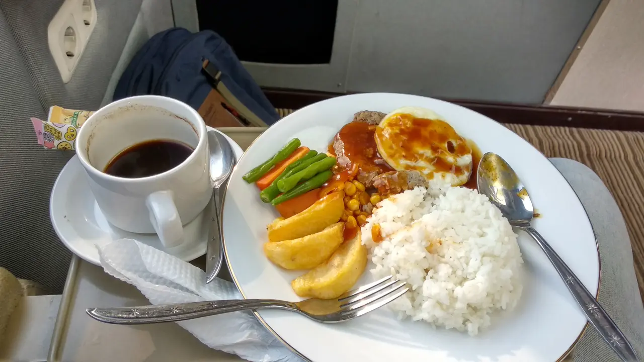 Menu Bistik Legend bisa dinikmati penumpang Kereta Wisata Argo Muria Priority. Foto: Liputan6.com/Maulandy