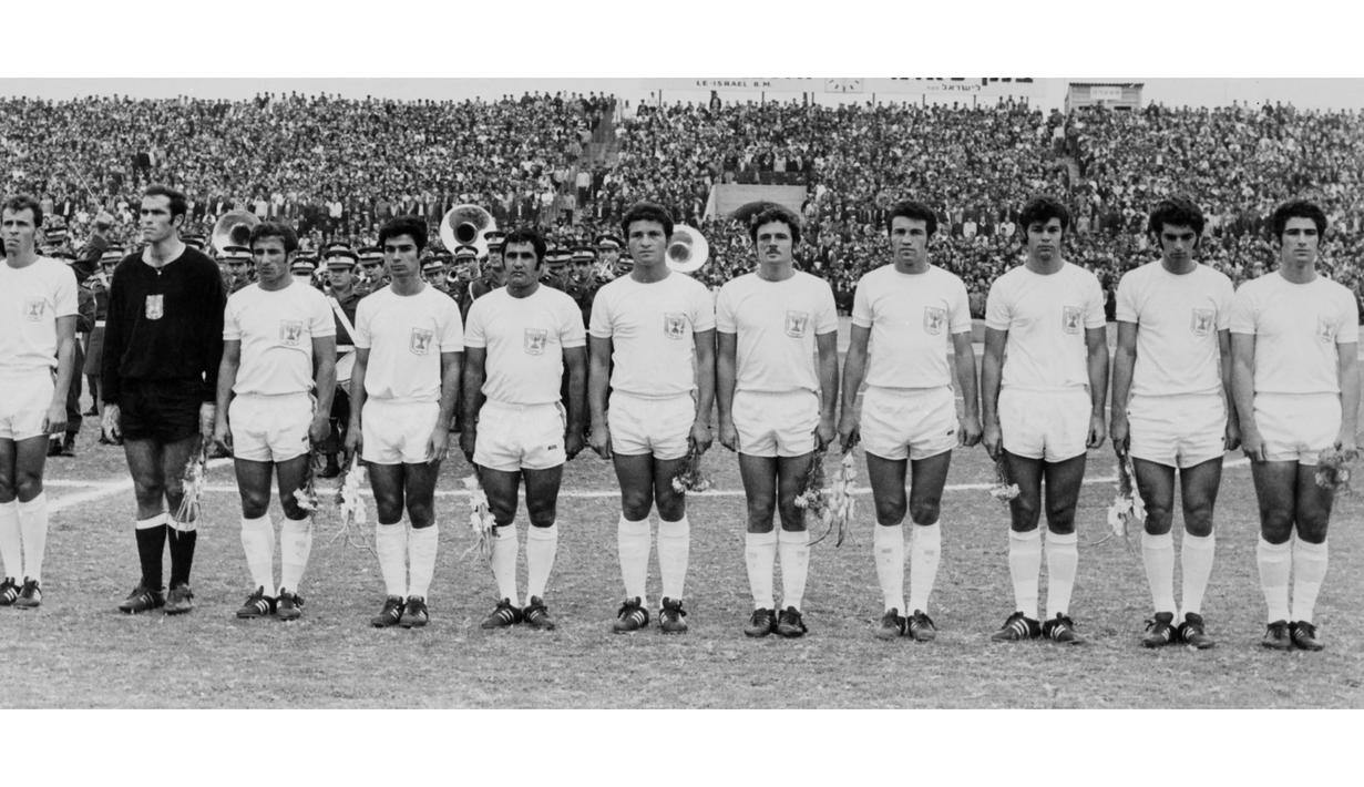 Israel. Israel yang sejak tahun 1980 tergabung dalam Konfederasi Eropa (UEFA) tercatat pernah 1 kali lolos ke putaran final Piala Dunia 1970 di Meksiko. Saat itu Israel masih bernaung di bawah Konfederasi Asia (AFC) dan berhak lolos ke putaran final Piala Dunia 1970 usai menyingkirkan Australia sebagai wakil dari Asia/Oceania (OFC) di babak playoff. Israel akhirnya tersingkir di fase grup Piala Dunia 1970 usai meraih 2 kali hasil imbang dari Swedia (1-1) dan Italia (0-0), serta menelan kekalahan 0-2 dari Uruguay di laga pertama. (AFP/Staff)