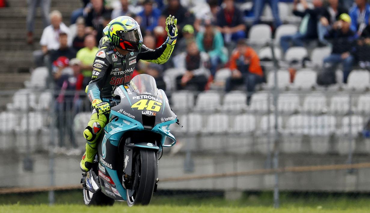 Valentino Rossi (Petronas Yamaha) yang baru saja mengumumkan untuk pensiun akhir musim ini menempati urutan ke-13. (Foto: AFP/Joe Klamar)