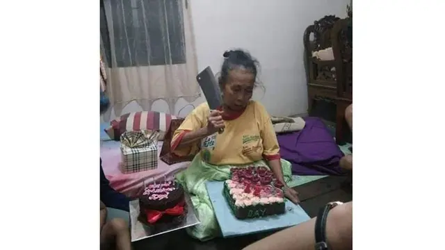 5 Kelakuan Kocak saat Potong Kue Ulang Tahun Ini Bikin Ketawa