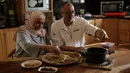 Hasan Titi (56) membantu istrinya, Samar Titi menyiapkan hidangan di dapur rumah mereka di Kota Nablus, Tepi Barat, 30 Maret 2020. Di Palestina, para perempuan yang biasanya melakukan pekerjaan memasak, namun kondisi itu berubah di tengah penerapan karantina wilayah (lockdown). (Xinhua/Ayman Nobani)