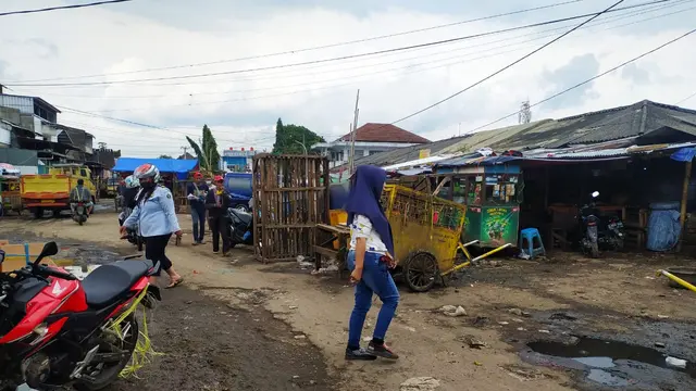 Beberapa lapak semi permanen milik PKL sengaja diberdrikan di bahu jalan pasar Ciawitali, Garut, Jawa Barat sehingga menyulitkan para pembeli.