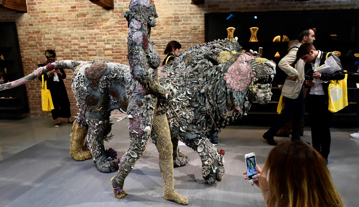 Patung yang berjudul "Lion Woman of Asit Mayor" karya seniman Inggris Damien Hirst dipamerkan di Venice, Italia (6/4). (AFP Photo/Miguel Medina)