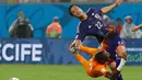 Gelandang Pantai Gading, Geoffroy Serey Die (kiri) terjatuh setelah diganjal Maya Yoshida (Jepang) di laga penyisihan Piala Dunia 2014 Grup C di Pernambuco Arena, Recife, Brasil, (15/6/2014). (REUTERS/Stefano Rellandini)