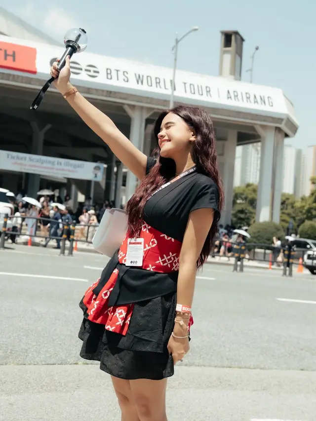 Audi Marissa Rayakan Anniversary BTS ke-13 di Korea,  Padukan Kebaya dan Batik dengan Gaya K-Pop yang Manis