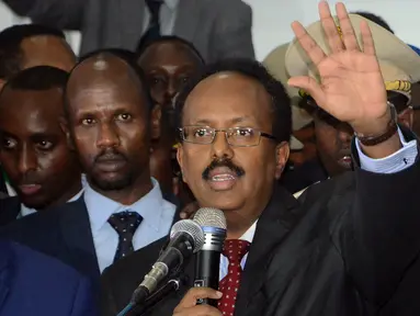 Mohamed Abdullahi Farmajo melambaikan setelah terpilih sebagai Presiden baru Somalia, di Mogadishu, Rabu (8/2). Farmaajo yang merupakan mantan perdana menteri di negara itu memiliki kewarganegaraan ganda Amerika Serikat-Somalia. (MUSTAFA HAJI ABDINUR/AFP)