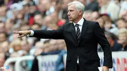 Manajer Newcastle United, Alan Pardew terlihat memberikan arahan kepadan anak asuhnya pada pertandingan Liga Inggris antara Newcastle United melawan West Ham United di Stadion St. James' Park , Newcastle Sabtu 24 Agustus 2013. (AFP/Ian Macnicol)