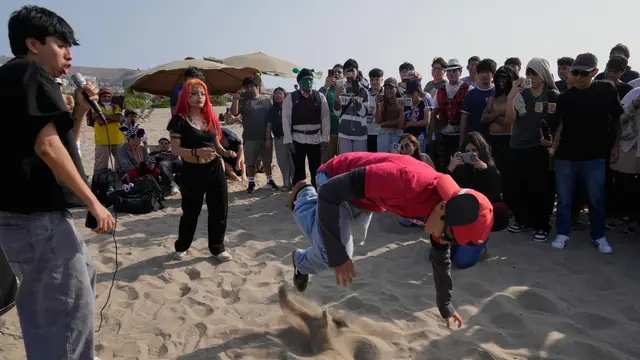 Peserta Aura Farming Berkostum Ciclope dan Chamo (AP/Martin Mejia)