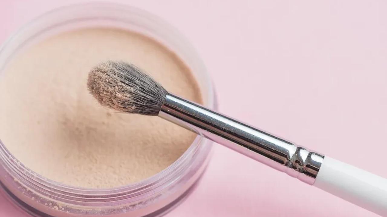 Langkah Keempat: Bedak dan Setting Spray
