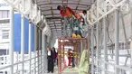 Pekerja mengecat jembatan penyeberangan orang di kawasan Senayan, Jakarta, Jumat (6/7). Pengecatan tersebut merupakan bagian dari proyek revitalisasi JPO guna meningkatnya kenyamanan pejalan kaki. (Liputan6.com/Immanuel Antonius)