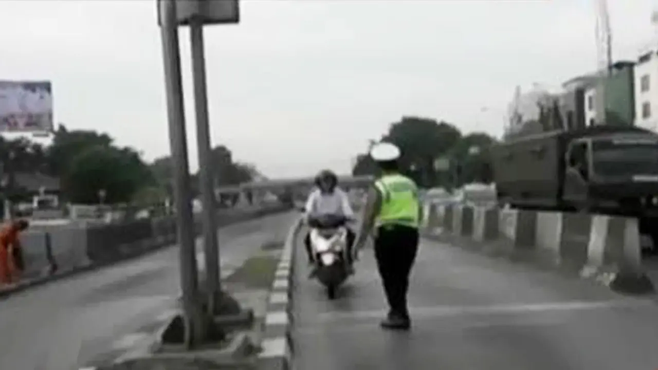 VIDEO: Sterilisasi Hari Kedua, Pengendara Masih Menerobos Busway