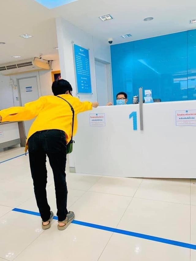 6 Potret Orang Taati Aturan Tanda 'X' Jaga Jarak Ini Kocak Banget