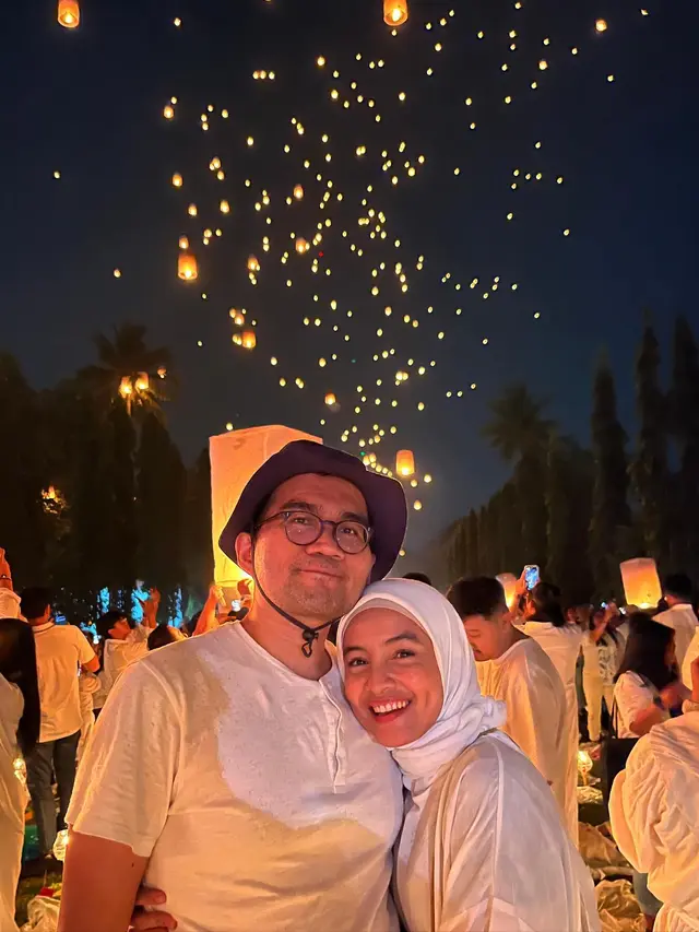 7 Potret Intan Nuraini Hadiri Festival Lampion Waisak 2024 di Candi Borobudur