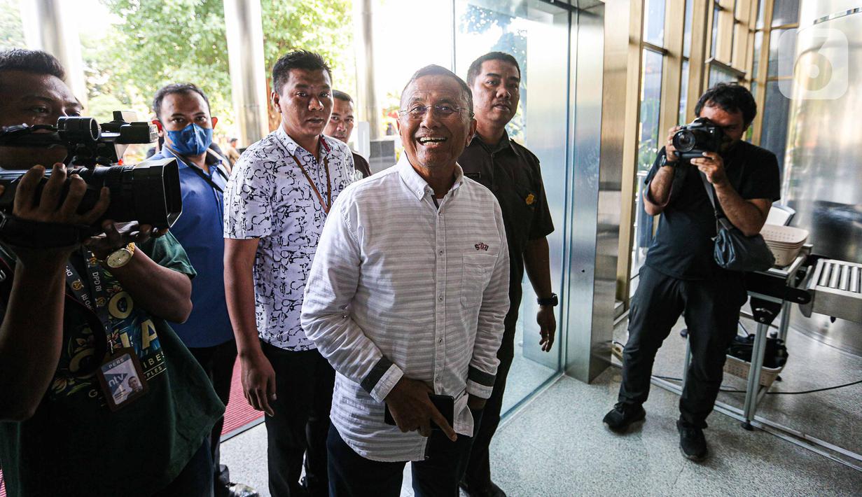 Saat ditanya terkait agenda pemeriksaan, Dahlan Iskan mengaku tidak mengerti. Dia justru menyapa satu per satu awak media yang menghampirinya. (Liputan6.com/Faizal Fanani)