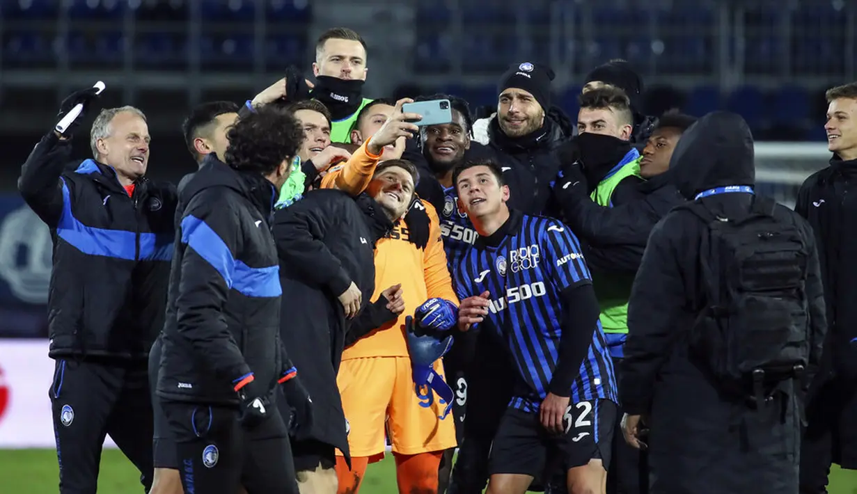 Para pemain Atalanta merayakan kemenangan atas Lazio pada pertandingan Coppa Italia di Stadion Gewiss, Bergamo, Italia, Rabu (27/1/2021). Atalanta melaju ke semifinal Coppa Italia usai menaklukkan Lazio 3-2. (Stefano Nicoli/LaPresse via AP)