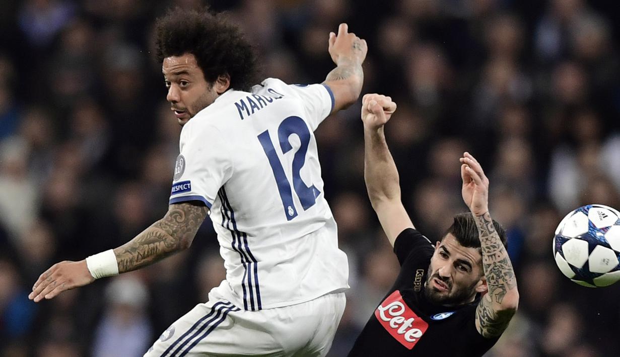 Bek Napoli, Albania Elseid Hysaj (kanan) berusaha menjangkau bola dari kejaran pemain Real Madrid, Marcelo pada laga 16 besar Liga Champions di Santiago Bernabeu stadium, Madrid (15/2/2017). Madrid menang 3-1.  (AFP/Javier Soriano)