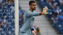 Penjaga gawang FC Porto, Diogo Costa juga tampil ciamik. Dari 18 laga yang ia mainkan musim ini kiper muda 23 tahun mampu meraihkan 9 cleansheet dan 15 kali kebobolan. Banyak alasan Diogo Costa cocok menjadi suksesor De Gea, ia mempunyai sentuhan dan pasing bola yang bagus. Itu membuatnya masuk ke skema permainan Ten Hag. (AFP/Miguel Riopa)