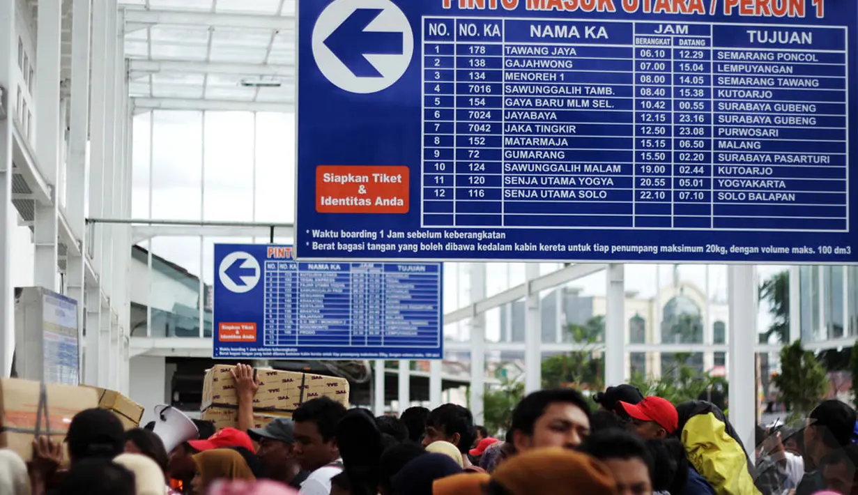 Jumlah calon penumpang diperkirakan akan terus naik hingga Tahun Baru, Jakarta. Foto diambil pada Senin (29/12/2014). (Liputan6.com/Faizal Fanani)