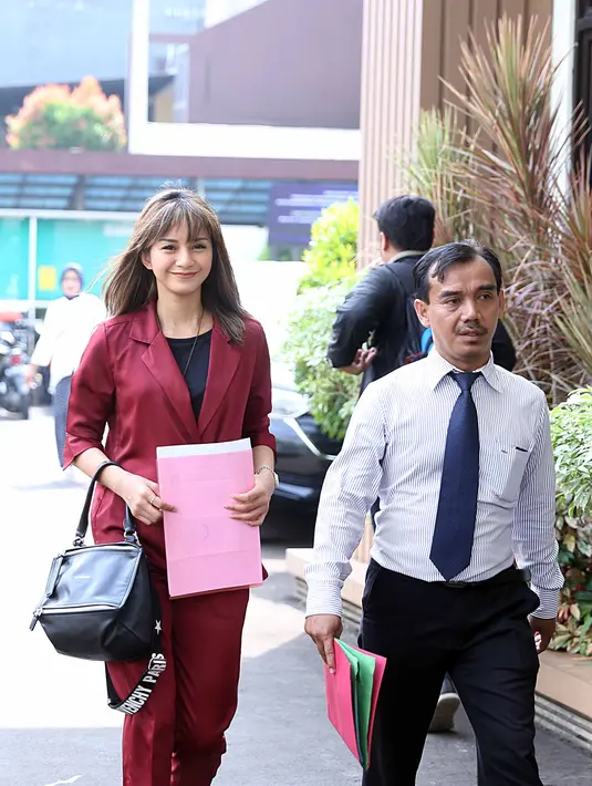 “Mas Tama diberikan kewajiban nafkah pada anaknya. "Setiap bulan tidak bisa (ditentukan) berapanya. Atas kesanggupan bapaknya beliau akan memberikan nafkah setiap bulannya,” tambahnya. (Nurwahyunan/Bintang.com)