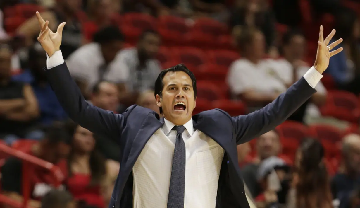 Ekspresi pelatih Miami Heat, Erik Spoelstra saat timnya melawan Orlando Magic pada laga NBA preseason basketball game, di Miami (19/10/2016) WIB. (AP/Wilfredo Lee)