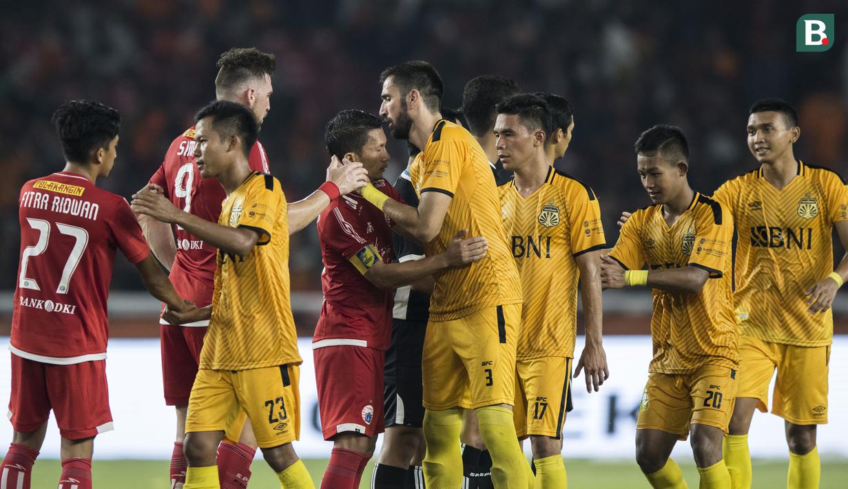 Bek Bhayangkara FC, Vladimir Vujovic, bersalaman dengan bek Persija Jakarta, Ismed Sofyan, usai laga Liga 1 di SUGBK, Jakarta, Jumat (23/3/2018). Hal ini menarik karena keduanya sempat terlibat konflik. (Bola.com/Vitalis Yogi Trisna)