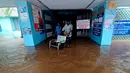 Rumah Sakit Pemerintah Tambaram kebanjiran menyusul hujan lebat di sepanjang pantai Teluk Benggala, Chennai, India, Senin (4/12/2023). Pihak berwenang mengeluarkan peringatan akan terjadinya badai tropis Michuang, yang kemungkinan akan melanda pantai selatan pada hari Selasa dengan kecepatan angin maksimum 90-100 kilometer (56-62 mil) per jam dengan hembusan hingga 110 kpj (68 mph), Departemen Meteorologi India mengatakan. (AP Photo)