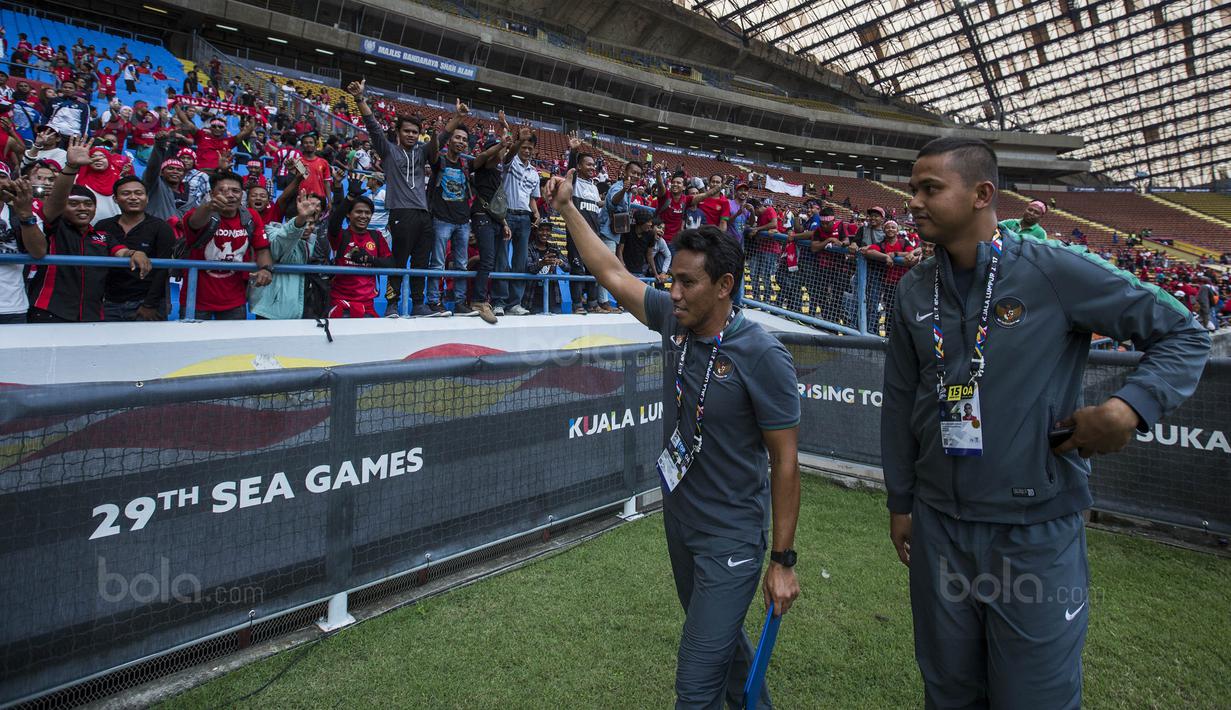 Asisten pelatih Timnas Indonesia, Bima Sakti, menyapa suporter usai laga SEA Games melawan Thailand di Stadion Shah Alam, Selangor, Selasa (15/8/2017). Kedua negara bermain imbang 1-1. (Bola.com/Vitalis Yogi Trisna)