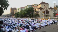 Umat muslim melaksanakan salat Idul Adha 1439 H di Monumen Perjuangan Jatinegara, Jakarta Timur, Rabu (22/8). Usai melaksanakan salat berjemaah, umat muslim kemudian menyembelih hewan kurban. (Liputan6.com/JohanTallo)