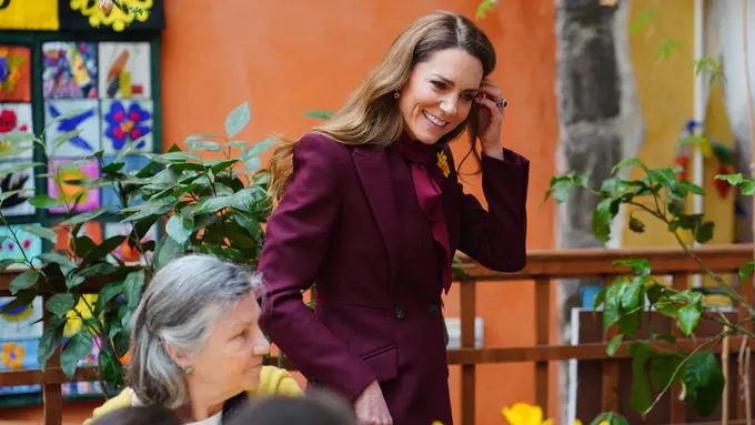 Kembali Pakai Gaun Lawas, Kate Middleton Tampil Anggun dalam Mantel Burgundy Jelang Perayaan St. David's Day