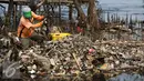 Petugas Dinas Kebersihan membersihkan sampah di pesisir Muara Angke, Jakarta, Kamis (29/10). Petugas menggunakan perahu untuk membersihkan sampah dari kawasan Muara Baru hingga Pantai Indah Kapuk. (Liputan6.com/Faizal Fanani)