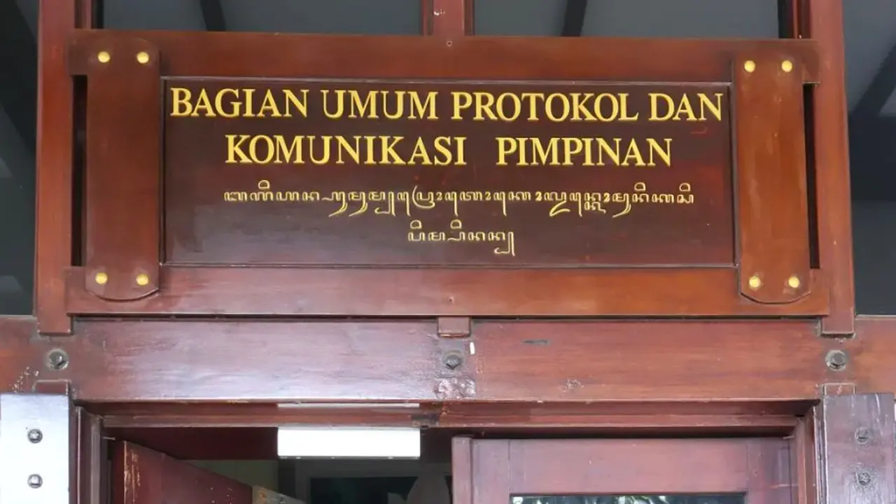 Pemerintah Kota Surabaya melakukan upaya pelestarian budaya dengan memasang papan nama bertuliskan aksara Jawa di gedung hingga laman resmi milik organisasi perangkat daerah (OPD) setempat.