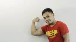 Atlet angkat besi, Eko Yuli Irawan, berpose saat sesi latihan di Pelatnas angkat besi, Jakarta, Rabu (21/3/2018). Eko Yuli Irawan bertekad ingin memecahkan rekor pribadi di Asian Games 2018. (Bola.com/M Iqbal Ichsan)