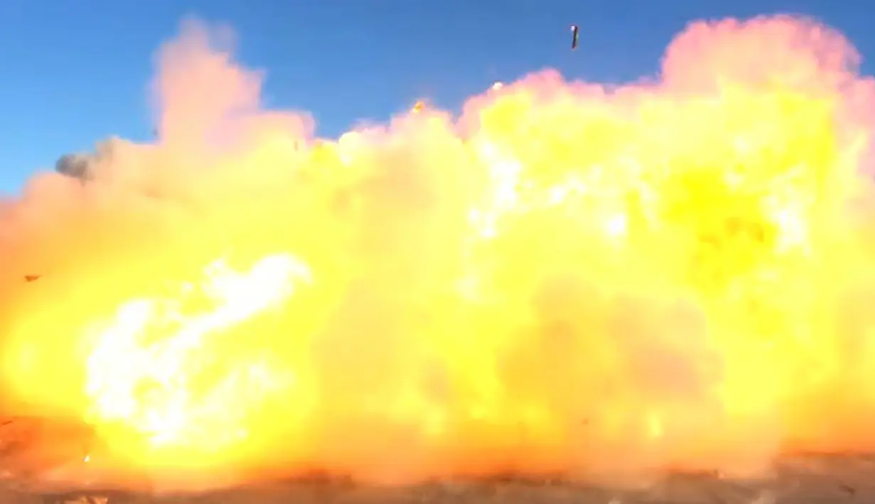 Gambar dari video SpaceX ini menunjukkan prototipe roket Starship SN8 milik SpaceX meledak saat melakukan pendaratan usai menyelesaikan uji terbang di fasilitas perusahaan di Boca, Chica, Texas pada Rabu (9/12/2020). Ledakan imemicu bola api raksasa ke udara di sekitar area uji coba. (AFP/SPACEX)