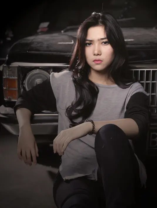 Isyana Saraswati adalah lulusan dari Nanyang Academy of Fine Arts, Singapura dan Royal College of Music, Britania Raya. (Mobil antik By Dano 081280069182, Galih W. Satria/Bintang.com)