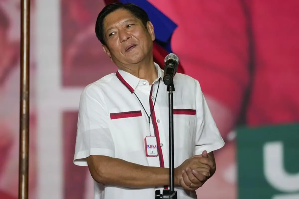 Kandidat presiden, Ferdinand Marcos Jr., putra mendiang diktator, bereaksi terhadap massa pada kampanye terakhir mereka yang dikenal sebagai "Miting De Avance" pada Sabtu, 7 Mei 2022 di Kota Paranaque, Filipina. (AP Photo/Aaron Favila)