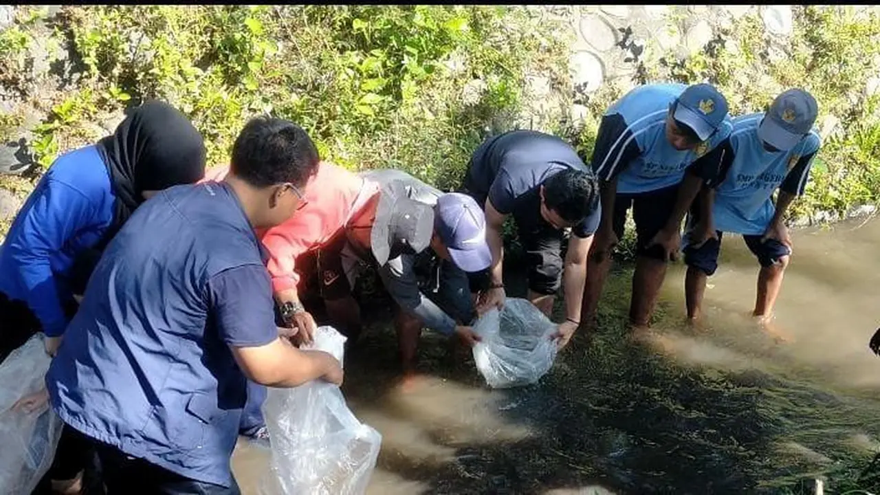 Saduluran Salawase Center (SSC) mengadakan kegiatan bersih sungai dan edukasi mitigasi kebencanaan. (Istimewa).