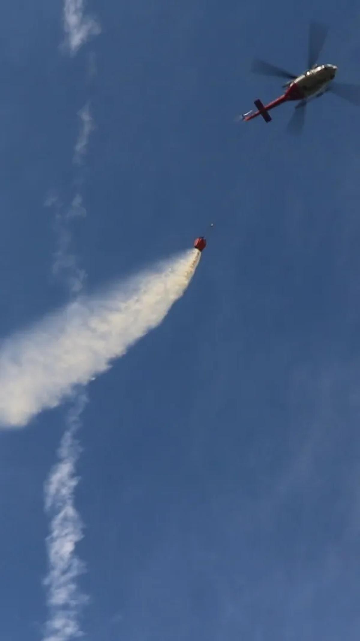 "Pemadaman juga bakal dilakukan melalui udara menggunakan metode water bombing. Kita saat ini masih melihat situasi untuk keamanannya," katanya.