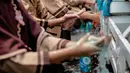 Sejumlah murid SD mengikuti kegiatan Hari Cuci Tangan Pakai Sabun Sedunia di Jakarta, Rabu (17/10). Kegiatan ini dilakukan dalam rangka memperingati hari cuci tangan pakai sabun sedunia yang jatuh setiap tanggal 15 Oktober. (Liputan6.com/Faizal Fanani)