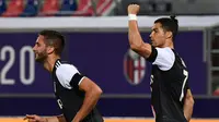 Penyerang Juventus, Cristiano Ronaldo (kanan) berselebrasi usai mencetak gol kegawang Bologna pada pertandingan lanjutan liga Serie A Italia di stadion Renato-Dall'Ara di Bologna (22/6/2020). Juventus menang 2-0 atas Bologna. (Miguel MEDINA / AFP)