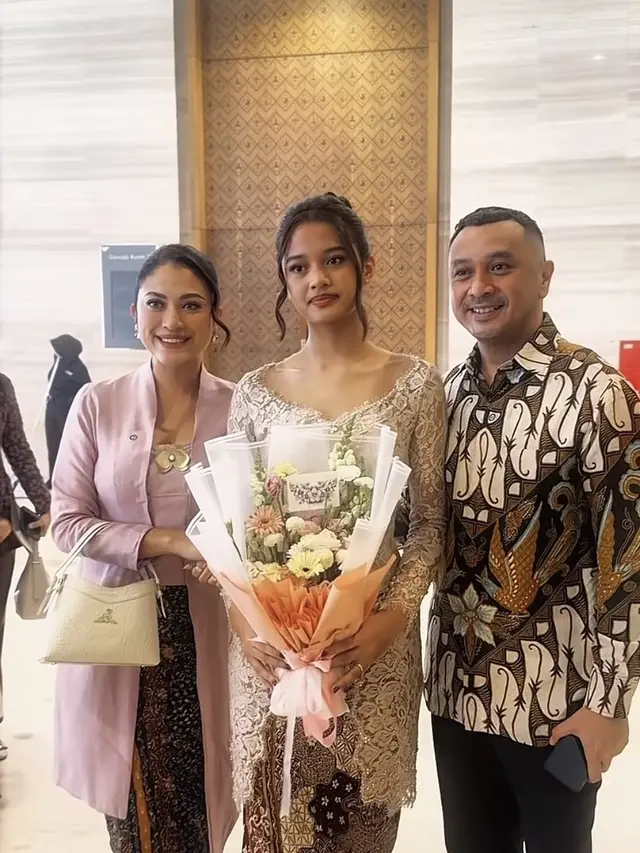 Cynthia Riza  di Momen Kelulusan. [@giring]