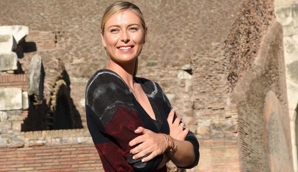 Maria Sharapova tersenyum pada fotografer saat berpose di Colosseum, Roma pada Minggu (14/5/2017). ( EPA/Giorgio Onorati )