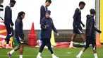 Penyerang Prancis, Kylian Mbappe (tengah-depan) berbicara dengan Jules Kounde (kiri) selama sesi latihan MD-1 di Stadion Home Deluxe Arena, Paderborn, Jerman, pada 30 Juni 2024. (FRANCK FIFE/AFP)