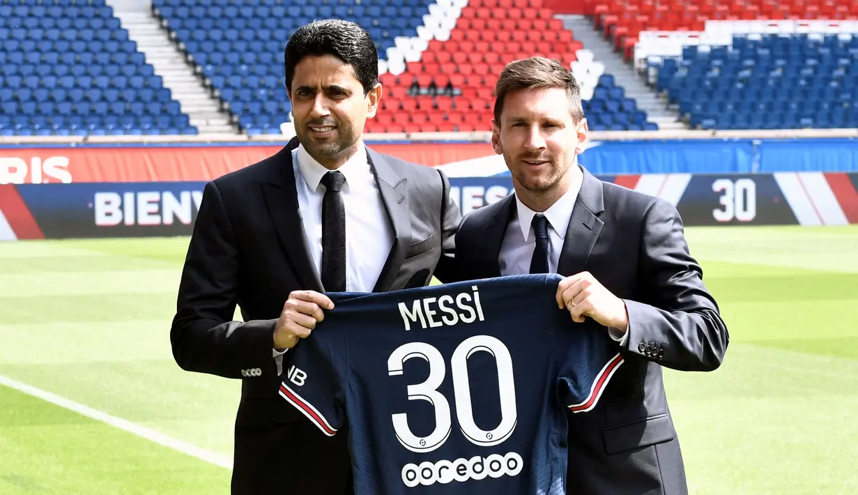 Lionel Messi resmi bergabung dengan Paris Saint-Germain dengan nomor punggung 30. Nomor ini sebenarnya pernah dipakai oleh La Pulga di awal karienya bersama Barcelona. Messi bergabung dengan PSG dengan berstatus bebas transfer. (Foto: AFP/Stephane De Sakutin)