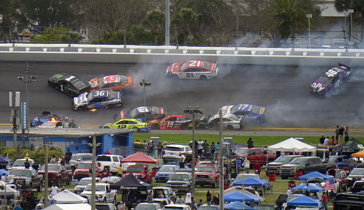 Sejumlah mobil saling bertabrakan pada lap ke-14 balapan NASCAR Daytona 500 di Daytona International Speedway, Pantai Daytona, Florida, Amerika Serikat, Minggu (14/2/2021). Sebanyak 16 mobil bertumpuk dalam kecelakaan tersebut. (AP Photo/Chris O'Meara)